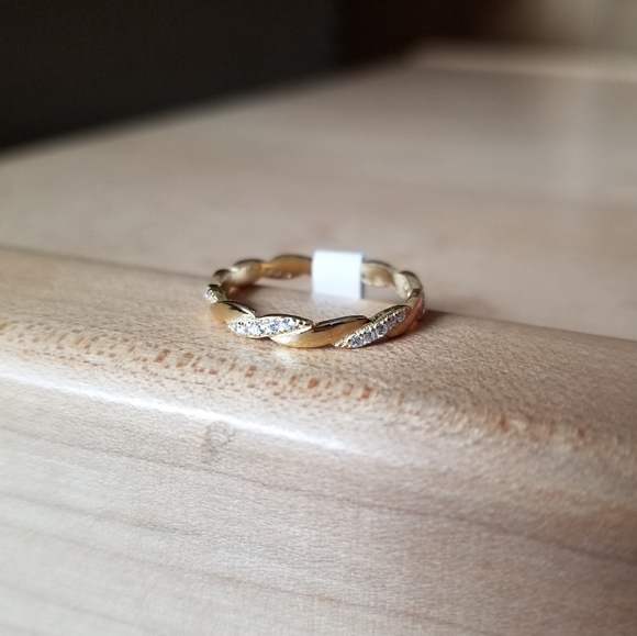 14kt Yellow Gold Twist Band - Picture 2 of 4